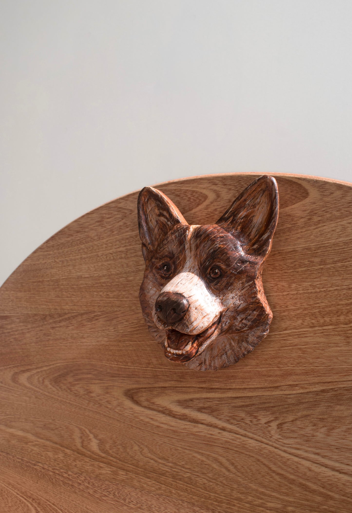 Cama de madera con retrato tallado de tu mascota (Personalizada)