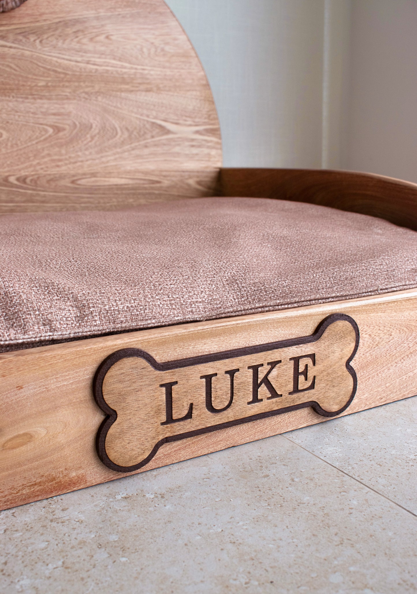 Cama de madera con retrato tallado de tu mascota (Personalizada)