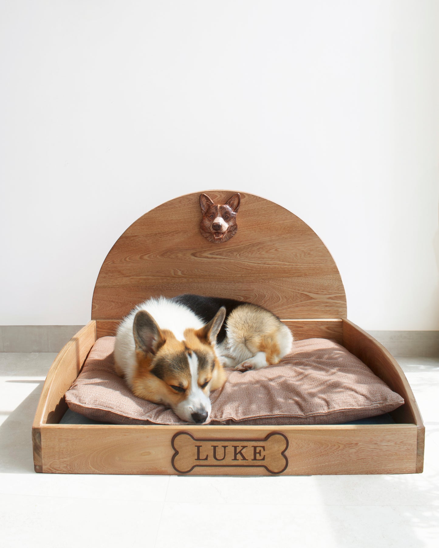 Cama de madera con retrato tallado de tu mascota (Personalizada)