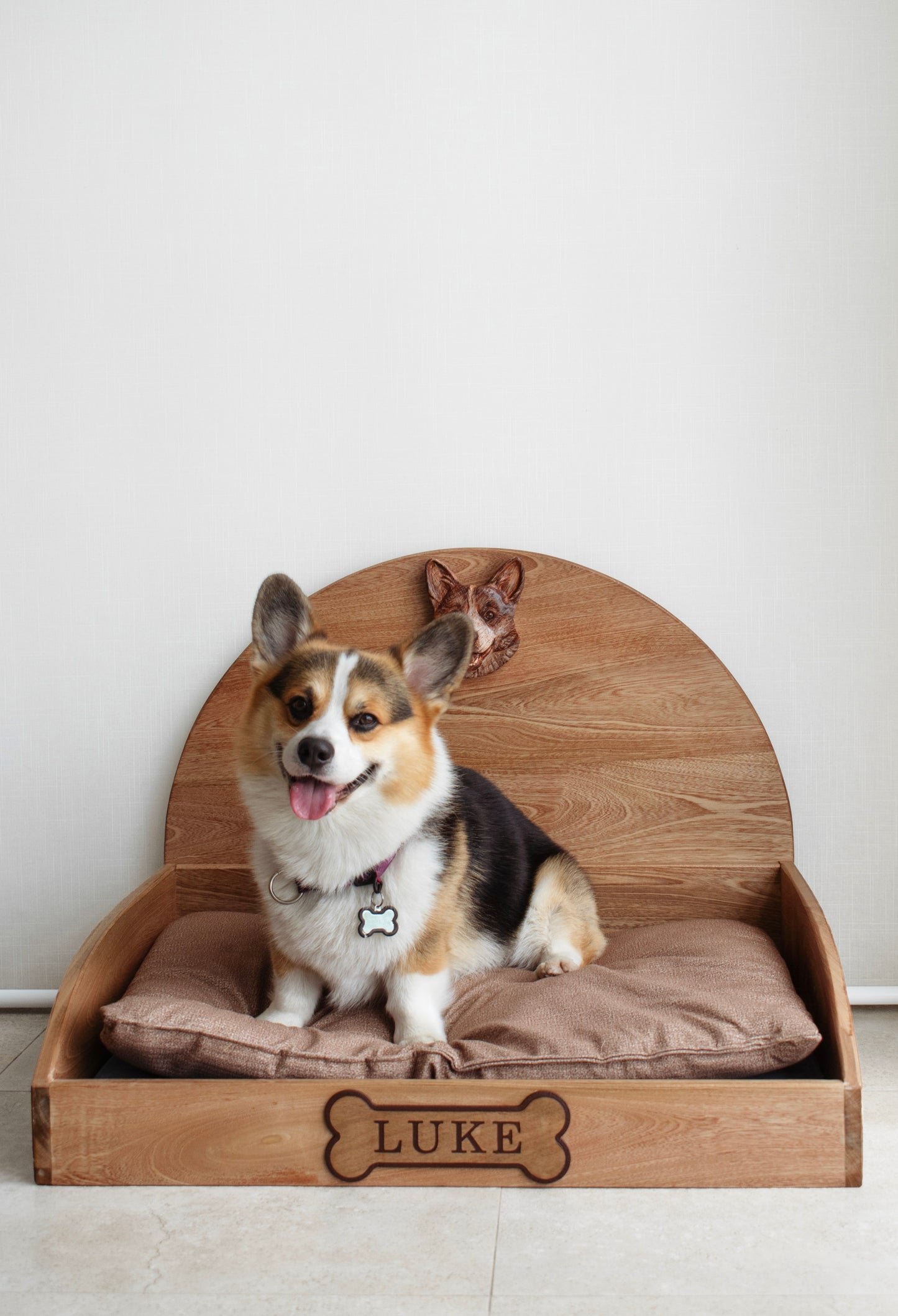 Cama de madera con retrato tallado de tu mascota (Personalizada)